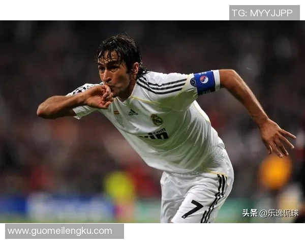 世界足球历史十大球星盘点：传奇人物与球场巨星的精彩对决